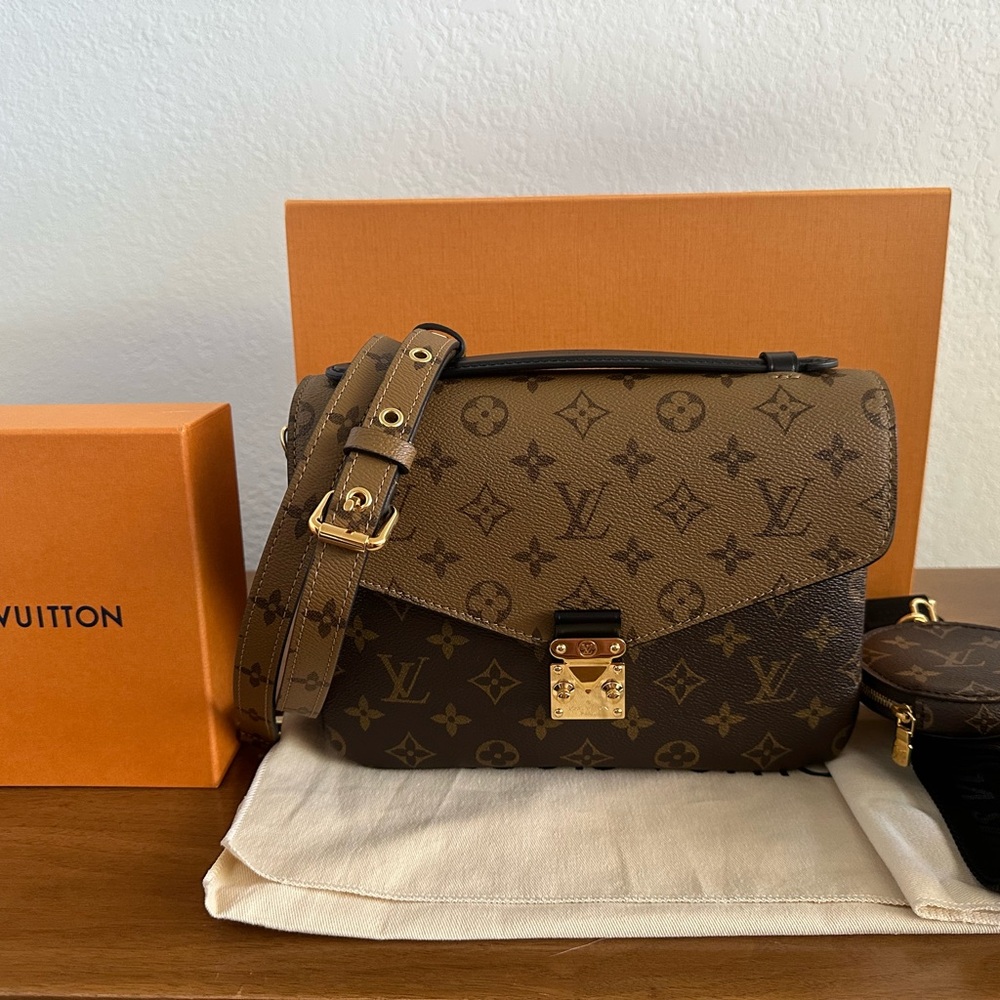NEW & RARE COMBO Louis Vuitton Pochette Métis reverse monogram w/bandolier strap